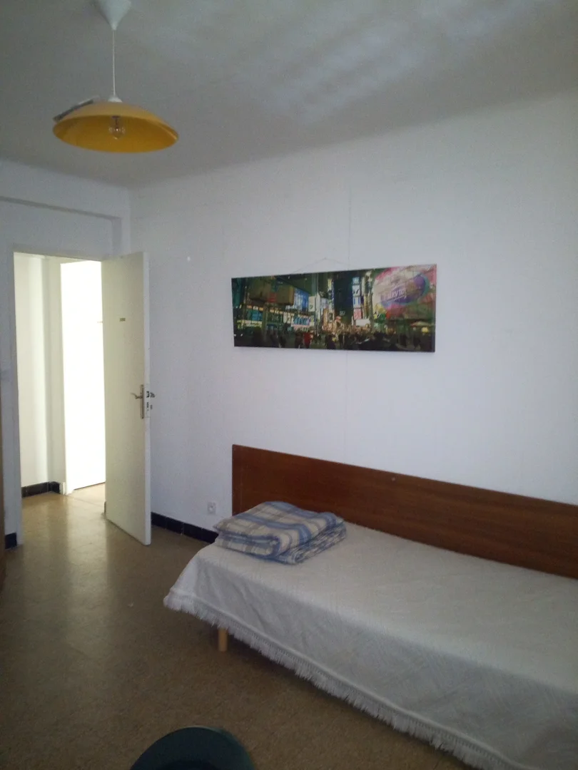 Habitación acogedora para estudiantes disponible en 