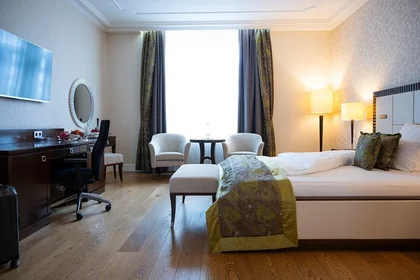 Private room at U6, image 6 of 18
