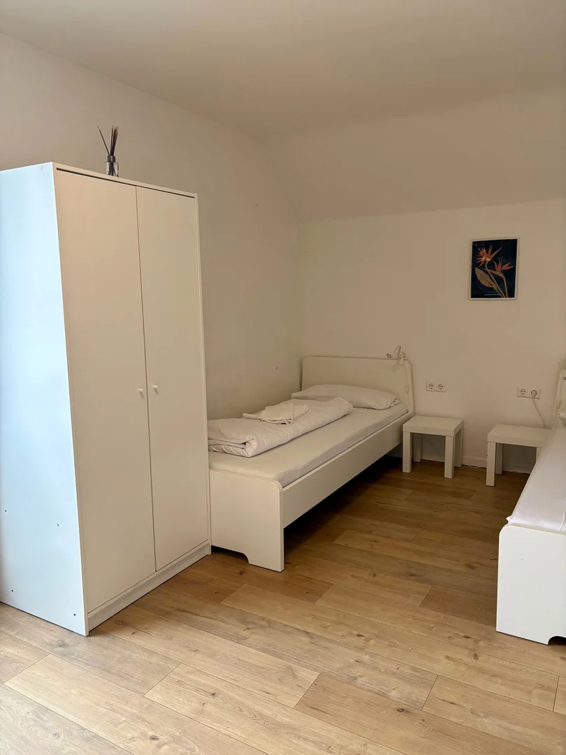 Stanza per studenti luminosa e ariosa con facile accesso all'università a 