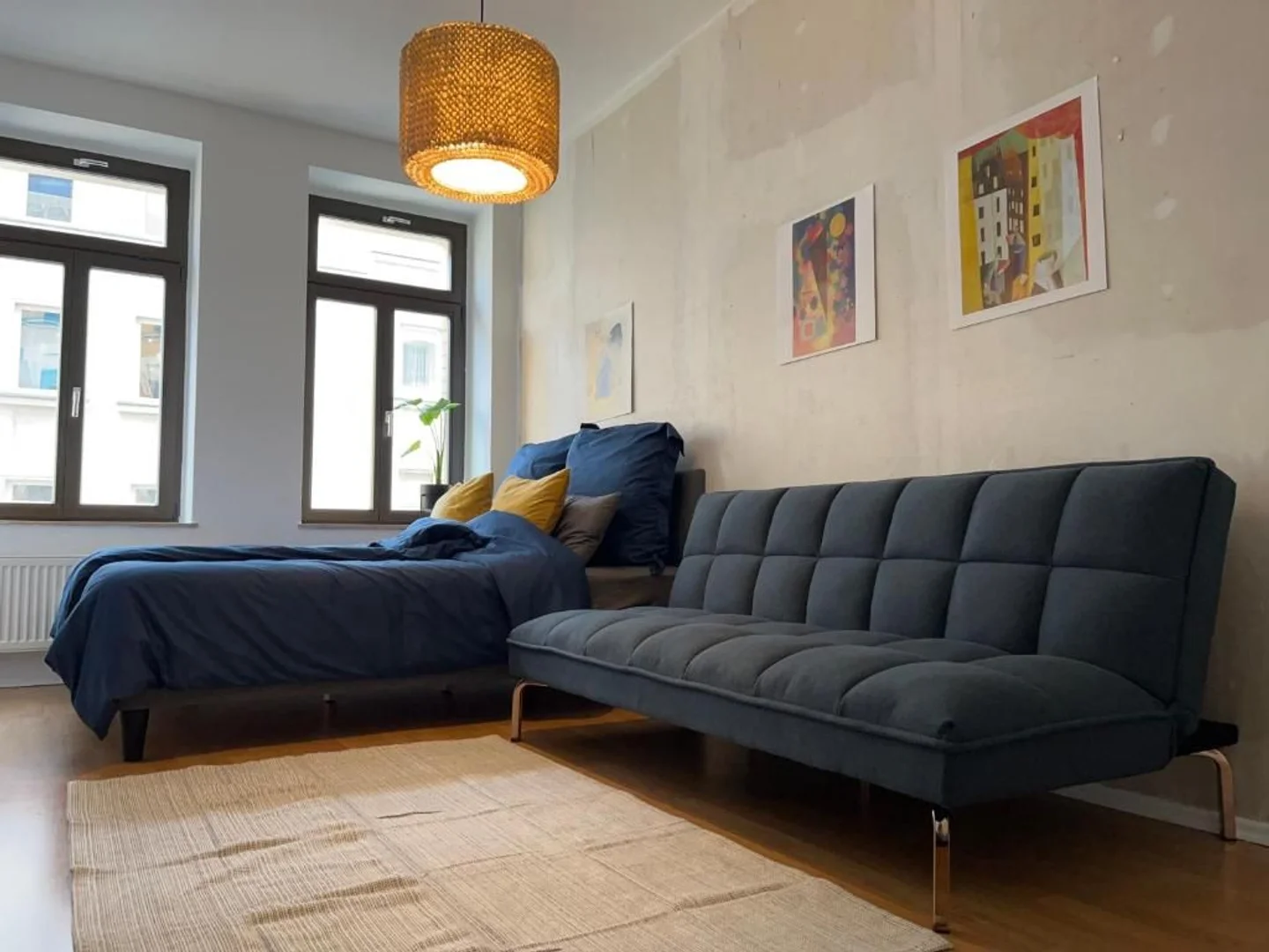 Studentenzimmer in mit Arbeitsbereich und Gemeinschaftseinrichtungen