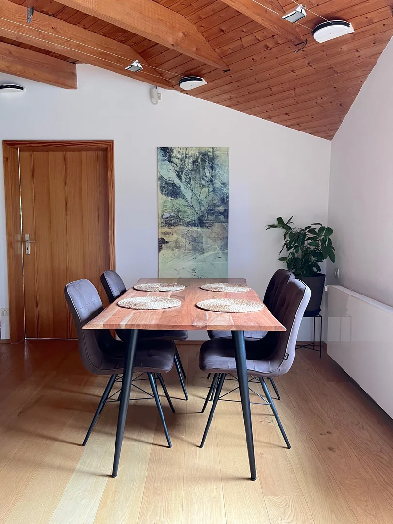 Quarto de estudante económico com localização conveniente em 