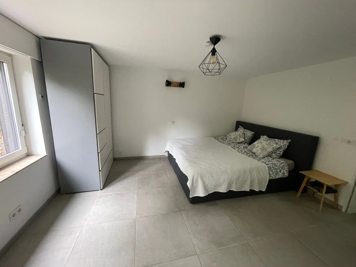 Quarto de estudante luminoso e arejado com acesso fácil à universidade em 