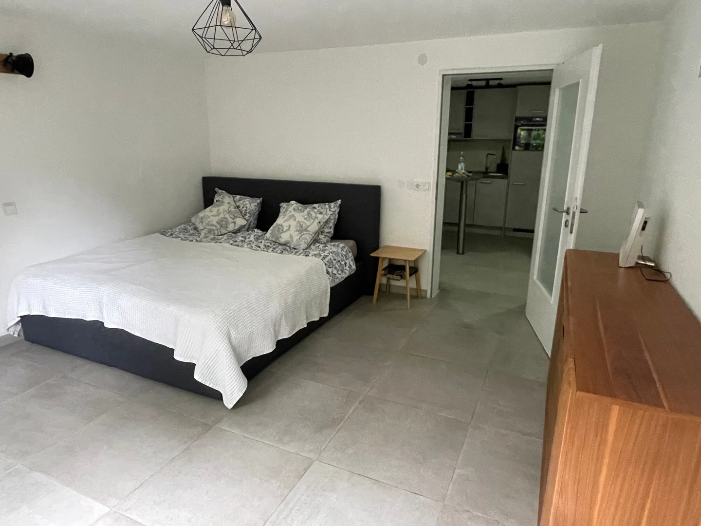 Quarto de estudante em  com área de estudo e instalações partilhadas