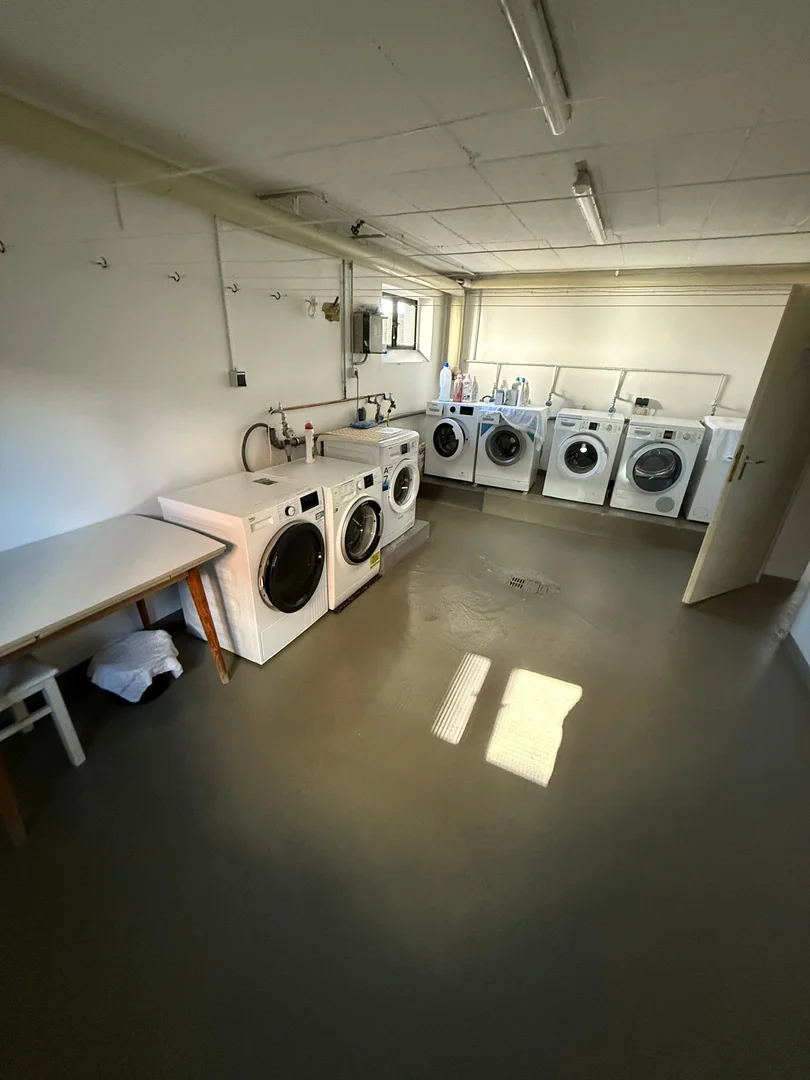 Chambre d'étudiant à  avec espace d'étude et installations communes