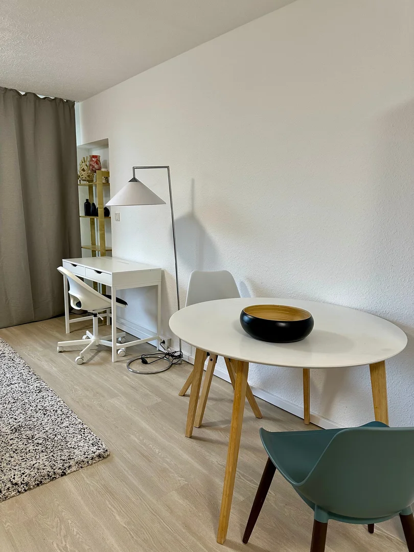 Studentenzimmer in  mit Arbeitsbereich und Gemeinschaftseinrichtungen