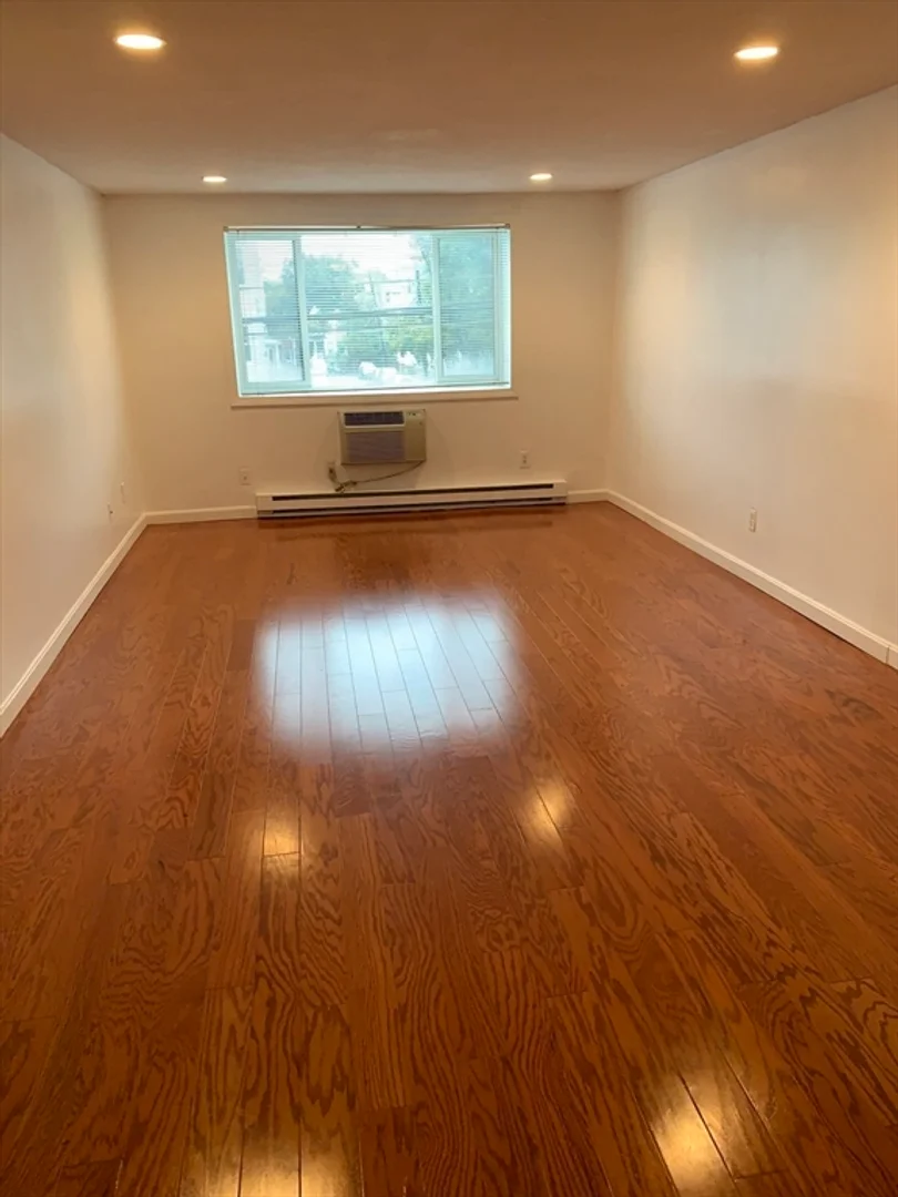 94, Beacon St., Unit 14, Inman Square, Somerville, MA, 02143