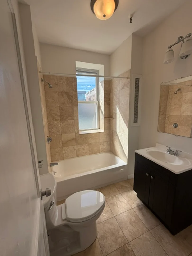Chic studio apartment near campus in 