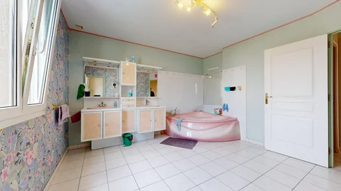Chambre privée à 51 Rue Barra, image 12 de 26
