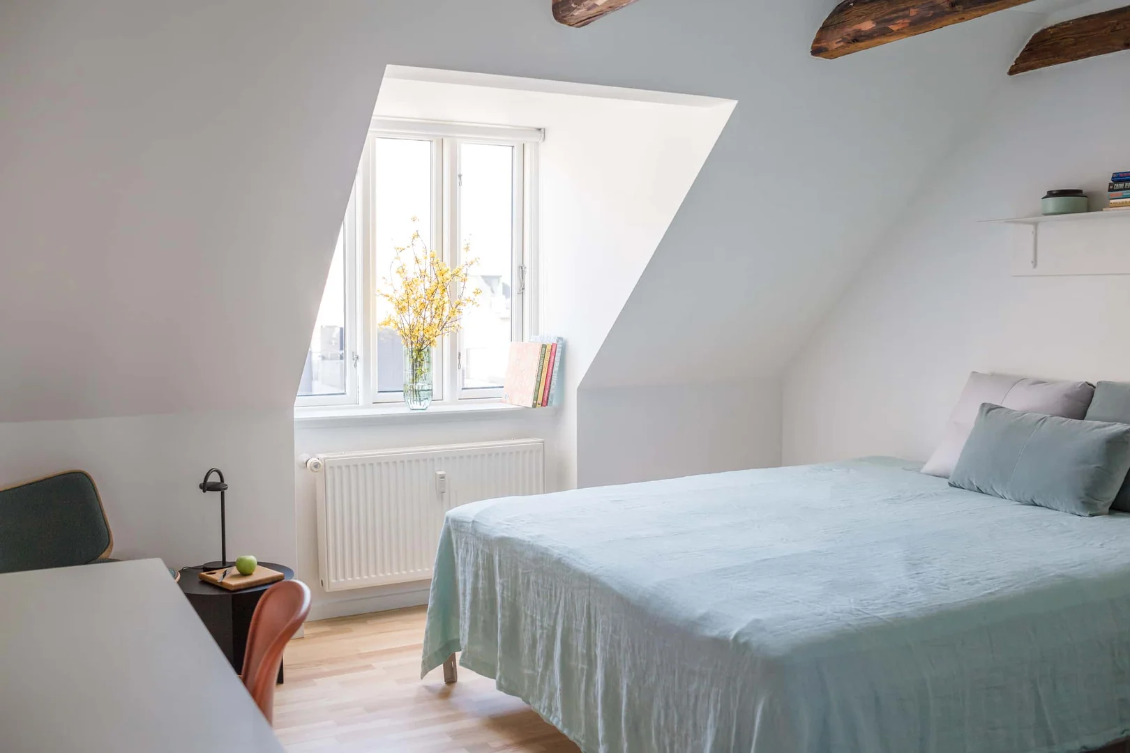 Quarto acessível para estudantes com iluminação ampla em 