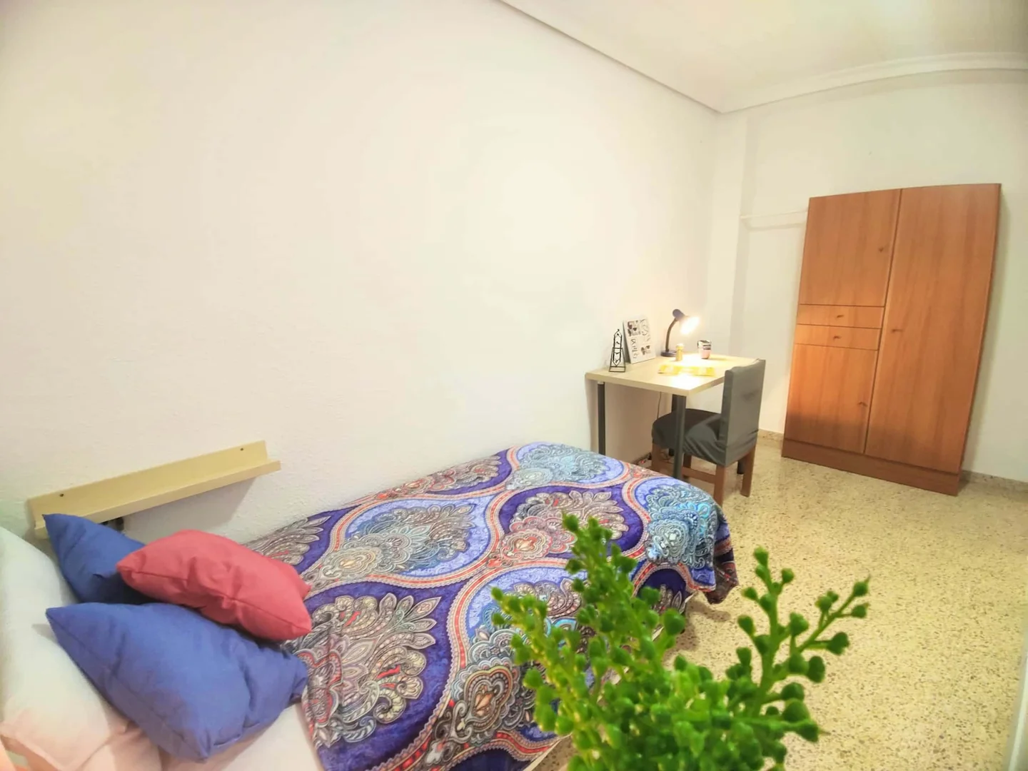 'da ders çalışmak için mükemmel olan fonksiyonel öğrenci odası