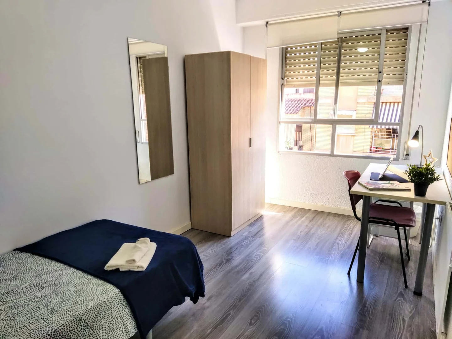 'da öğrenciler için yeterli aydınlatmaya sahip uygun fiyatlı oda