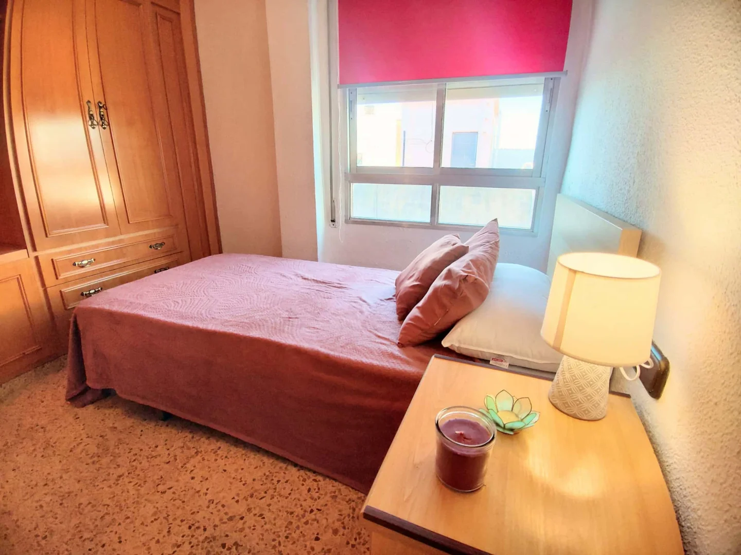  bölgesinde uygun konuma sahip ekonomik öğrenci odası