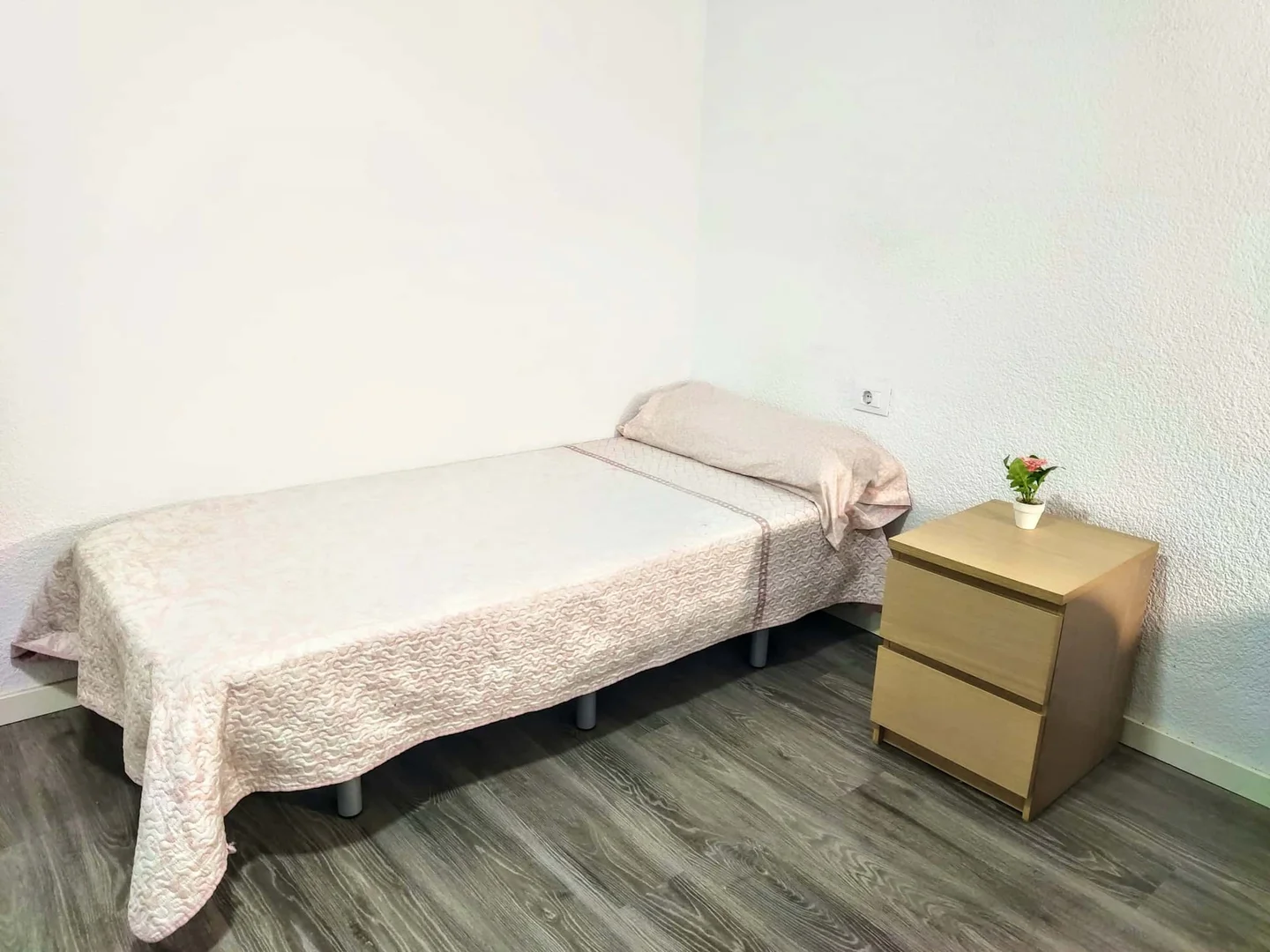'de öğrenci dairesinde, tamamen mobilyalı kiralık oda