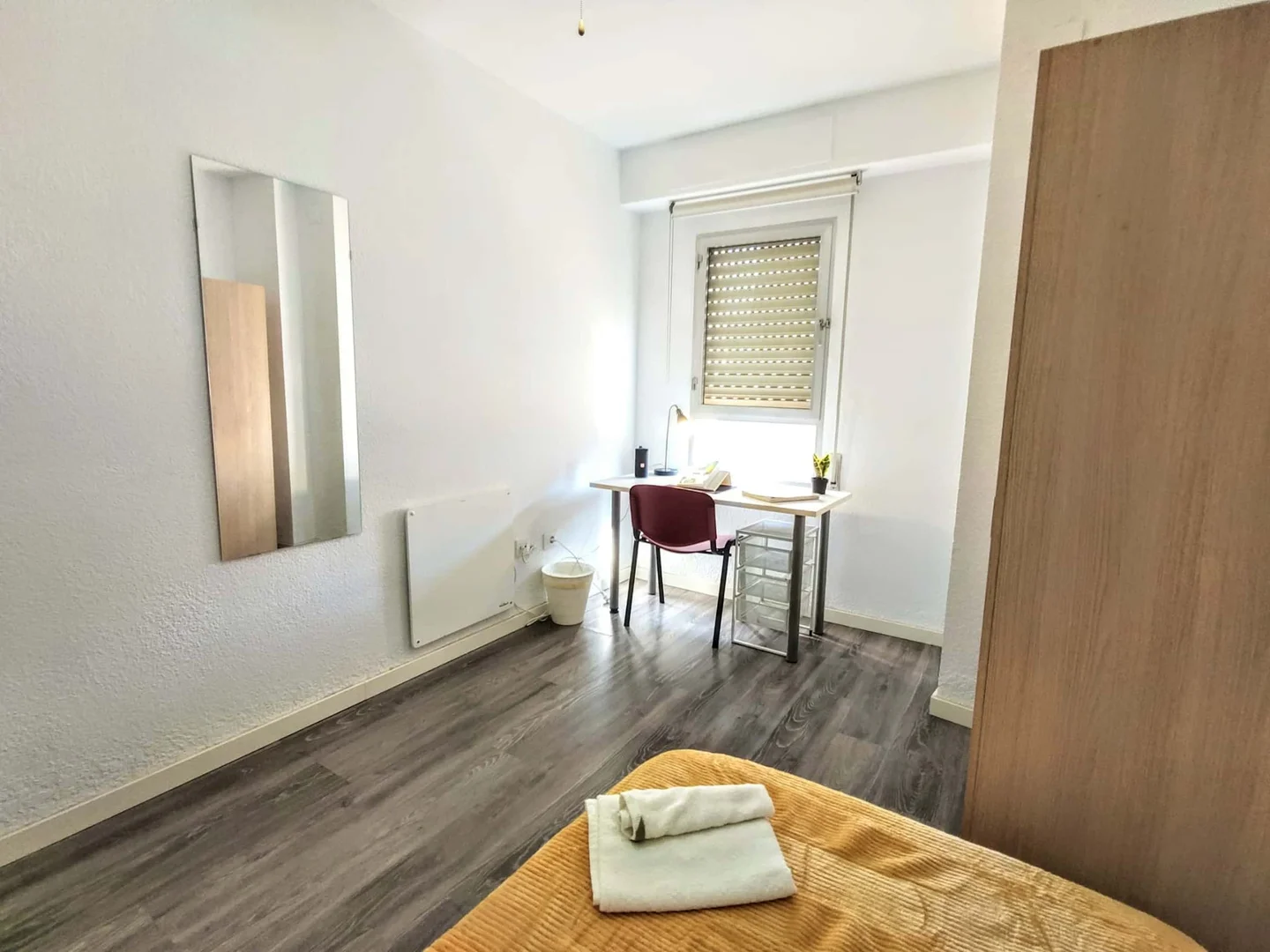 'de modern olanaklara sahip öğrenci dostu oda