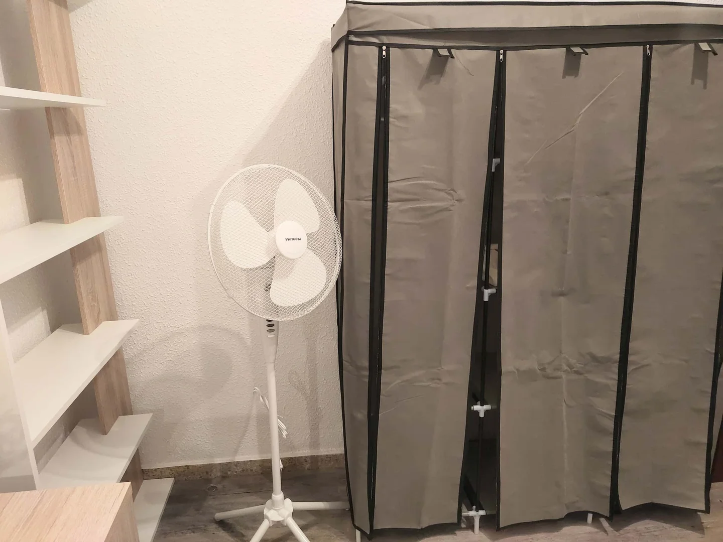 Quarto acessível para estudantes com iluminação ampla em 