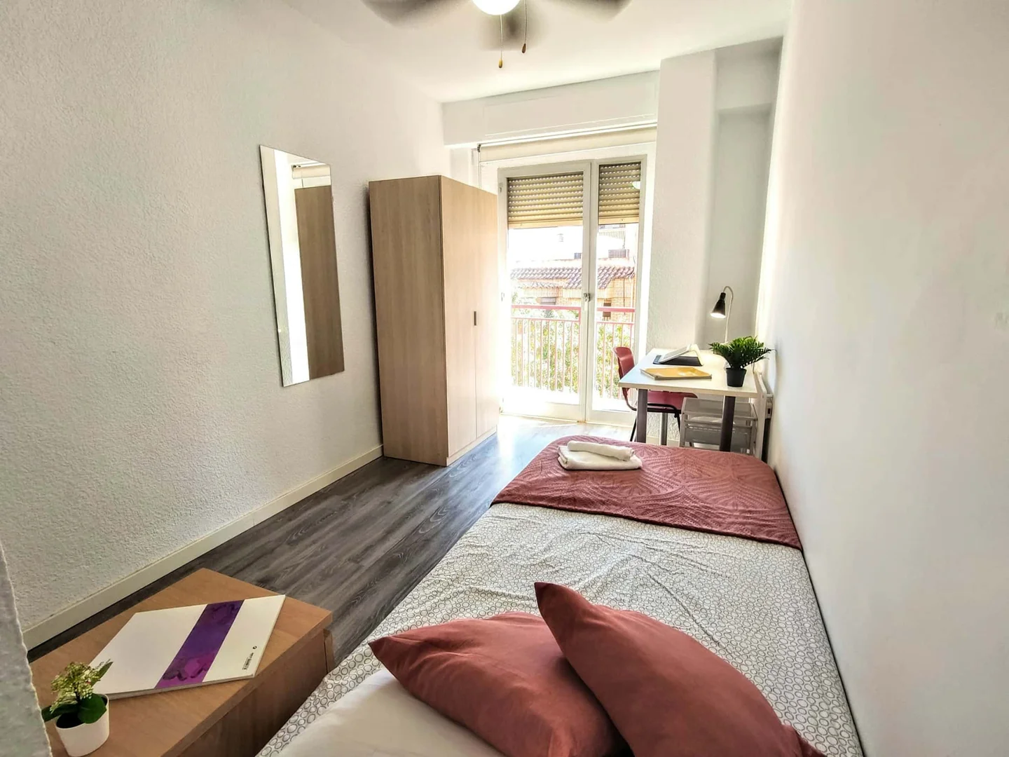 'da öğrenciler için yeterli aydınlatmaya sahip uygun fiyatlı oda