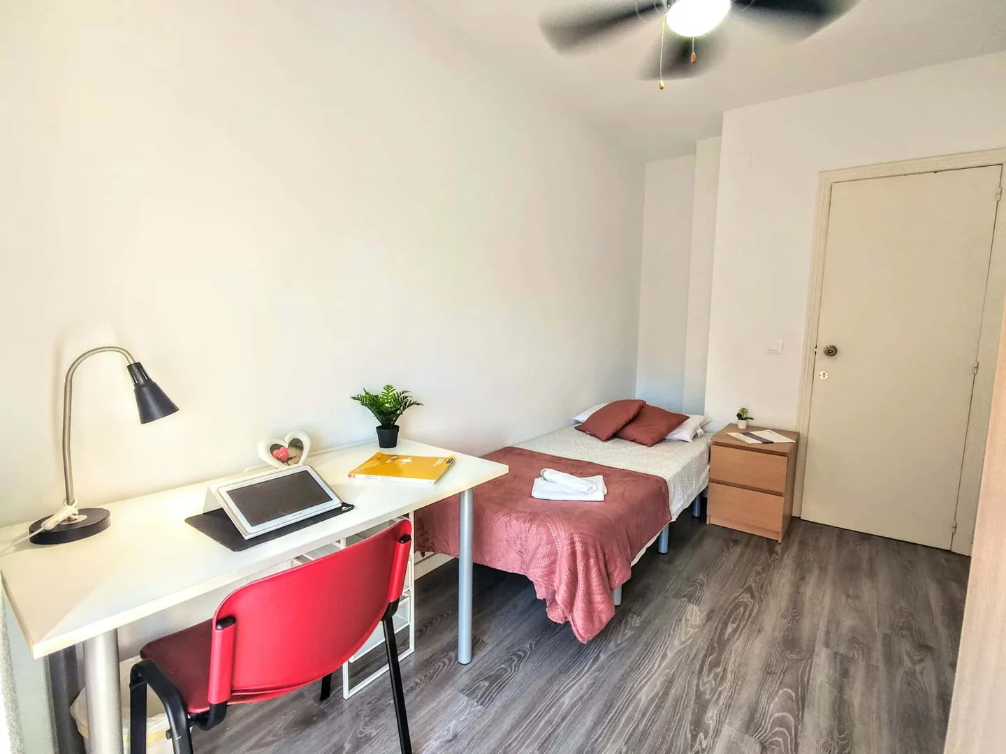 'de öğrenci dairesinde, tamamen mobilyalı kiralık oda