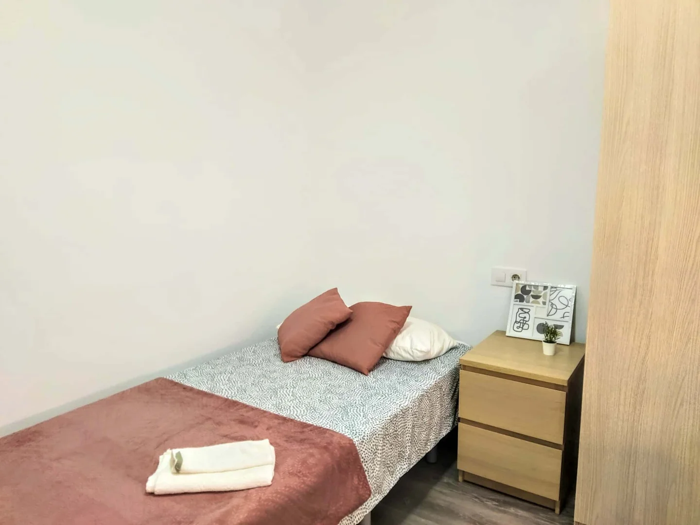 Habitación para estudiantes en  con área de estudio y facilidades compartidas