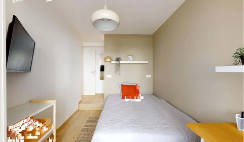 Zimmer mit Doppelbett zu vermieten {area}