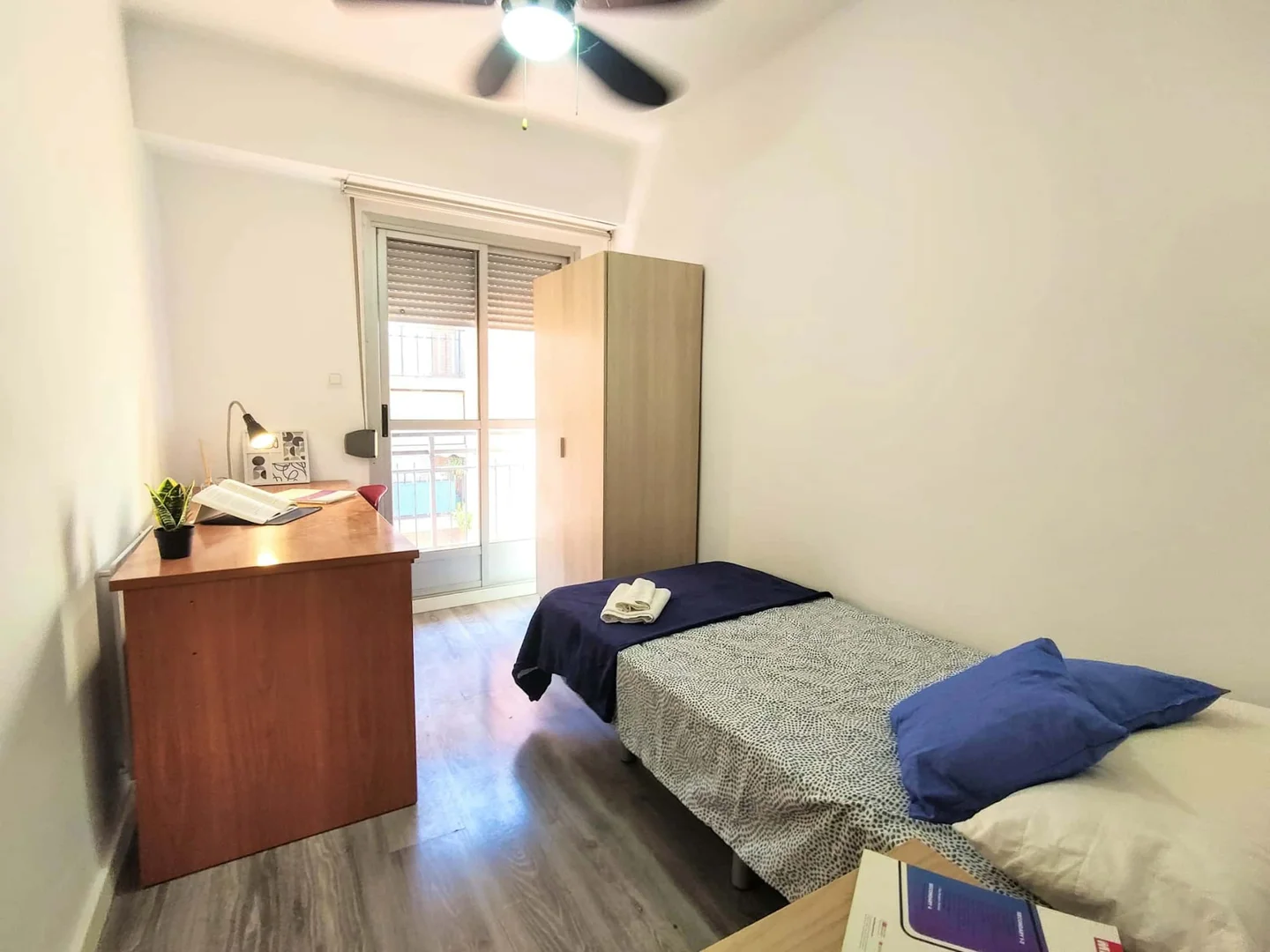 Habitación estudiantil económica con ubicación conveniente en 