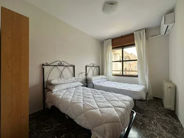 Quarto para alugar com cama de casal em {area}
