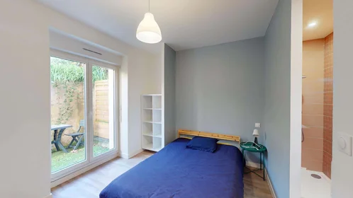 Habitación privada en 33 Rue Auguste Kervern, 29200 Brest, France, imagen 2 de 28