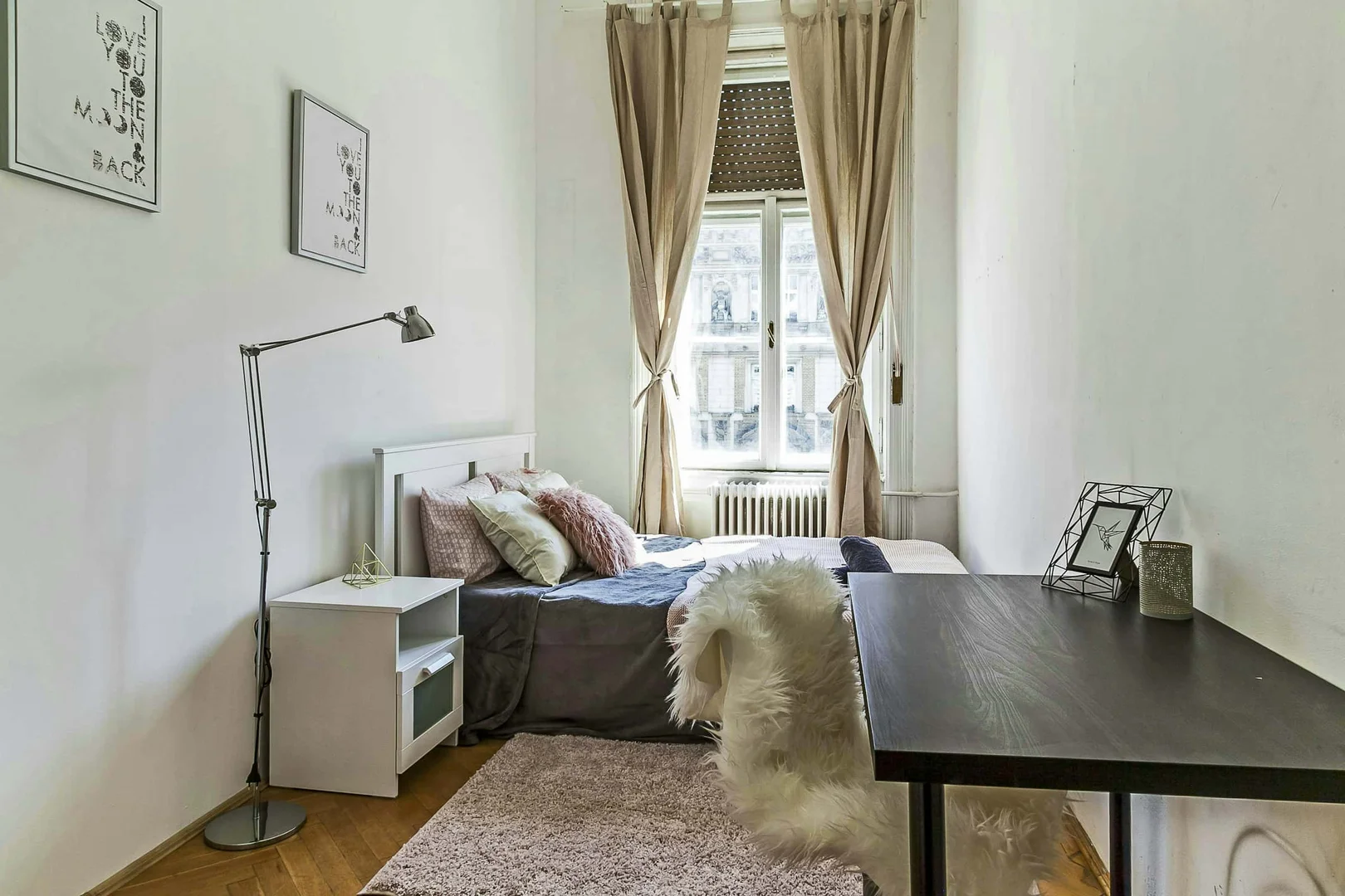 Quarto de estudante confortável e espaçoso em