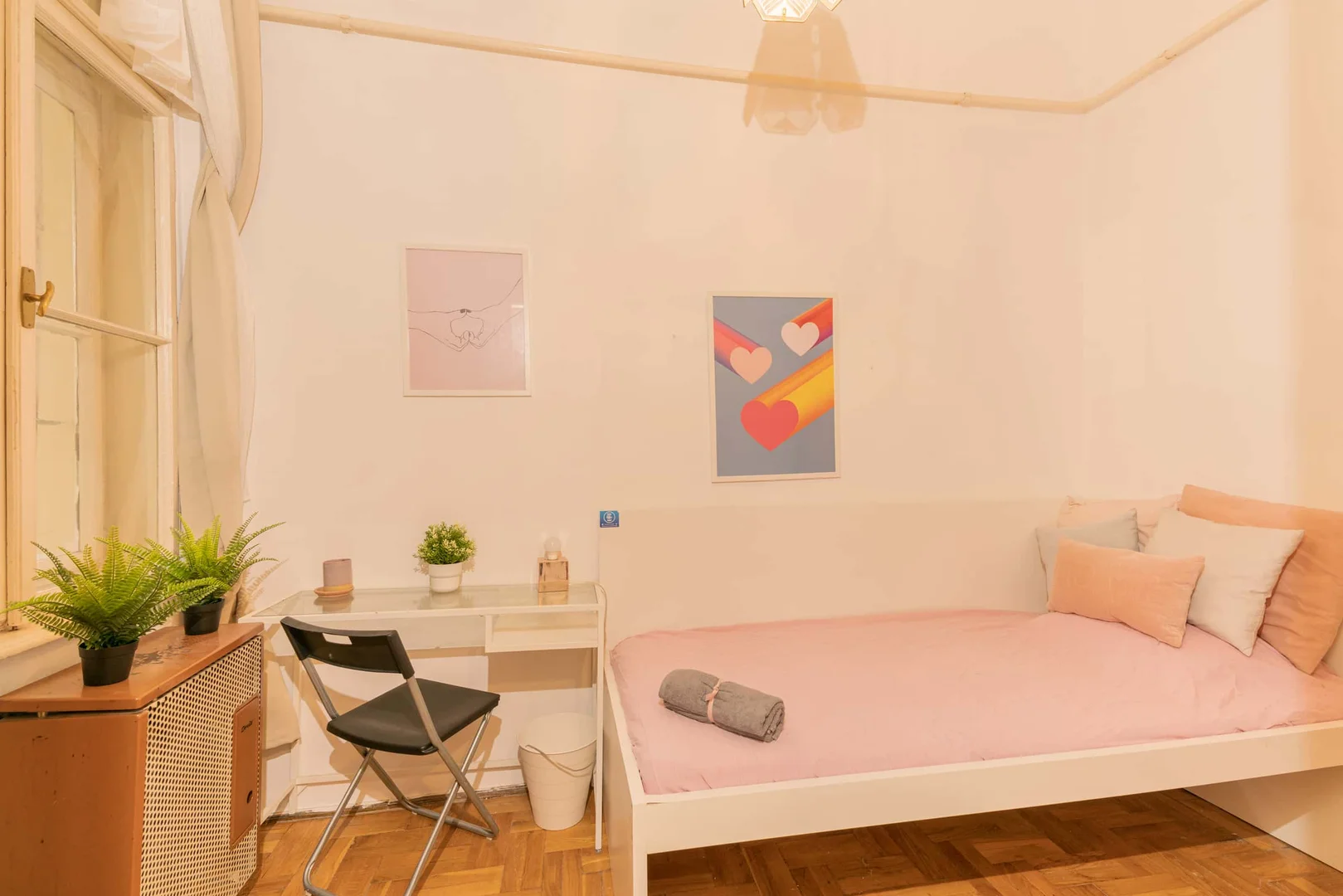 Student-friendly room in  with modern amenities