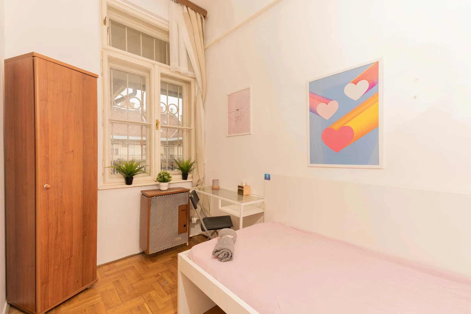 Student-friendly room in  with modern amenities