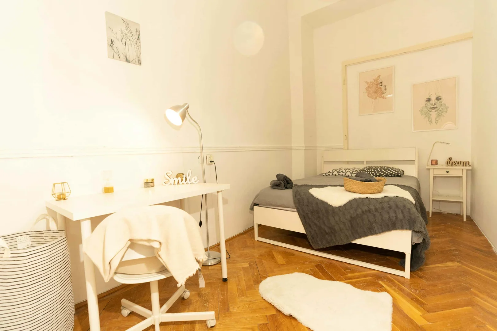 Room for rent in student apartment in , fully furnished
