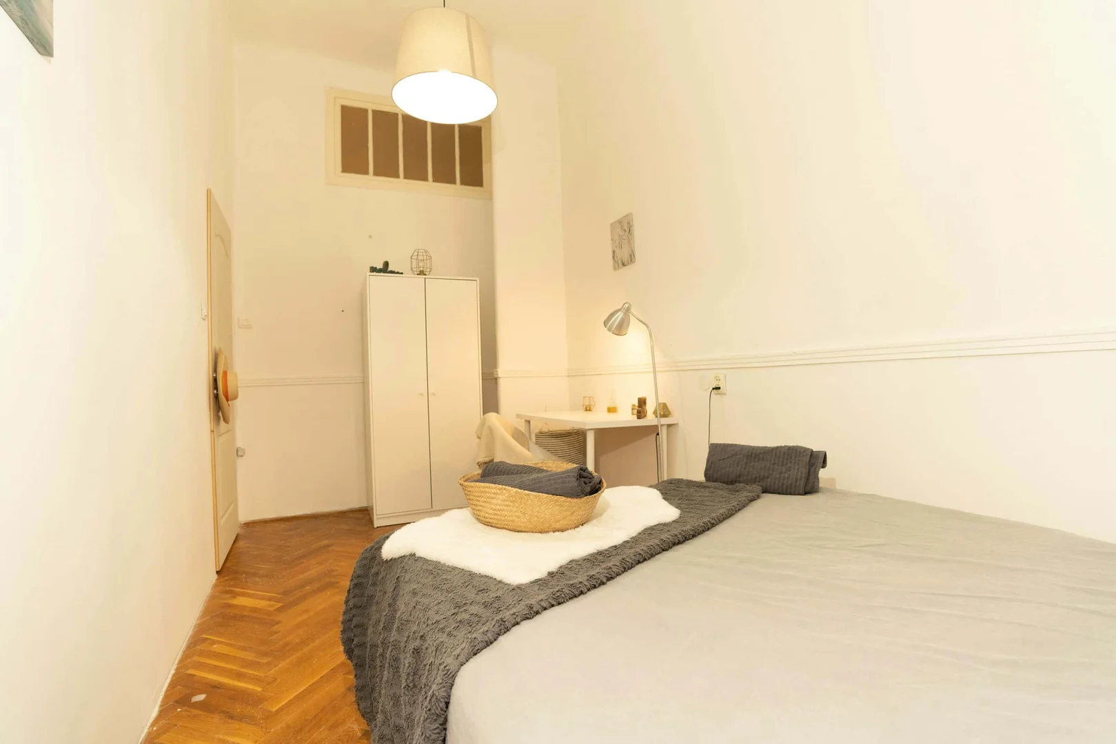 Room for rent in student apartment in , fully furnished
