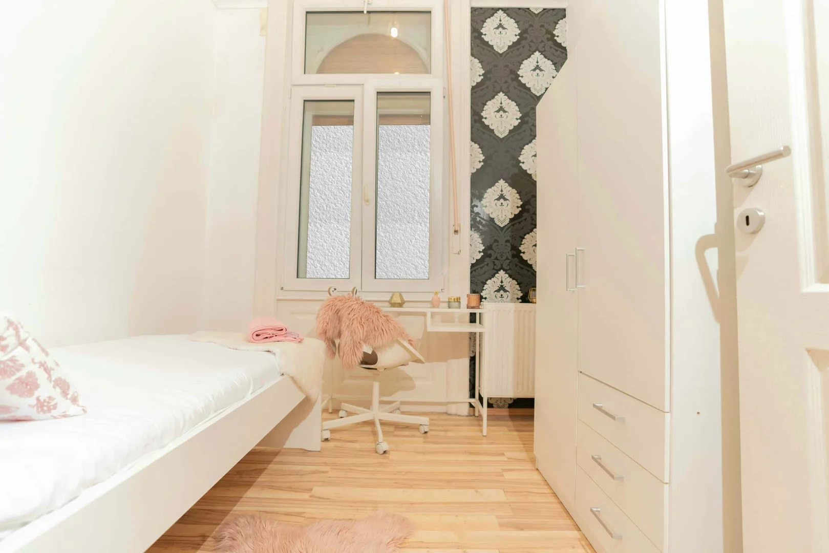 Quarto de estudante em com área de estudo e instalações partilhadas