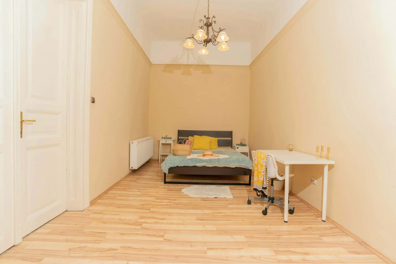 Functional student room perfect for studying in 