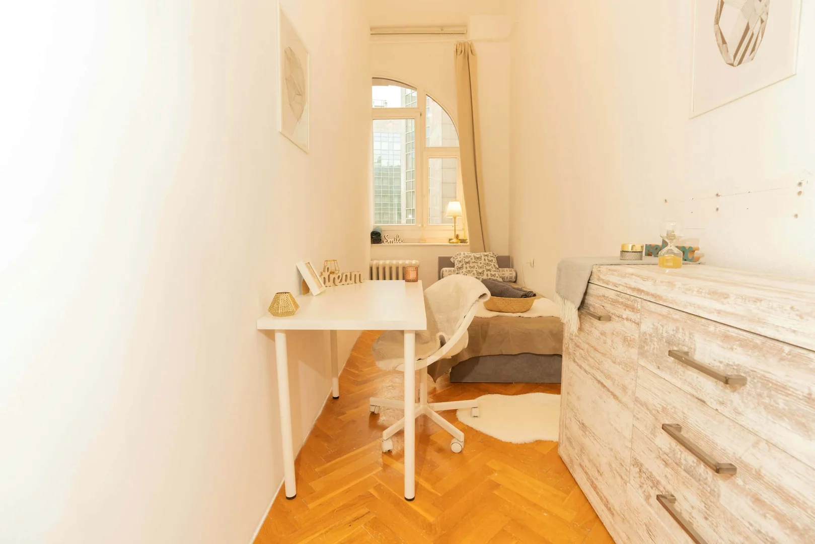 Room for rent in student apartment in , fully furnished