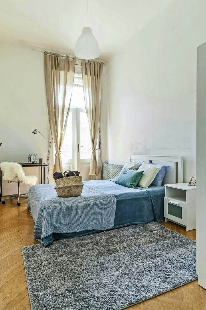 Quarto para alugar em apartamento de estudantes em , totalmente mobilado