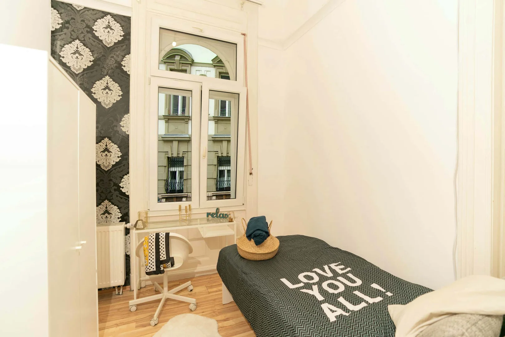 Room for rent in student apartment in , fully furnished