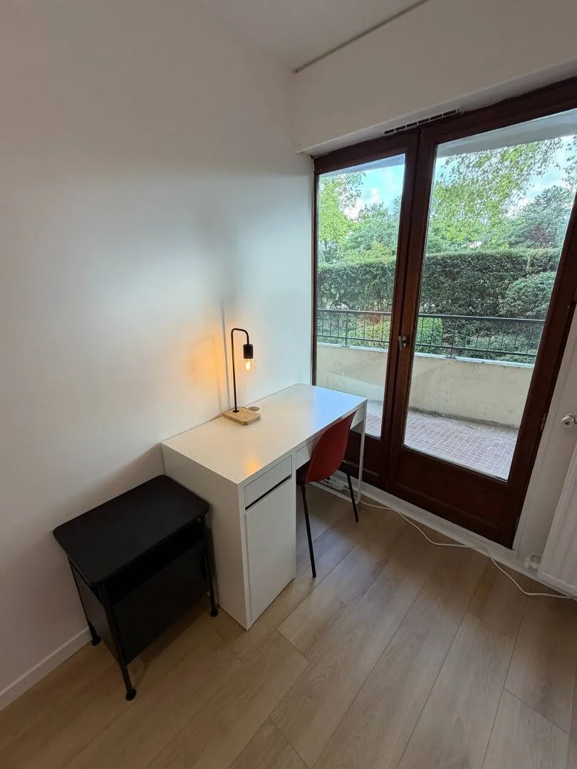 Chambre confortable pour étudiants disponible dans 