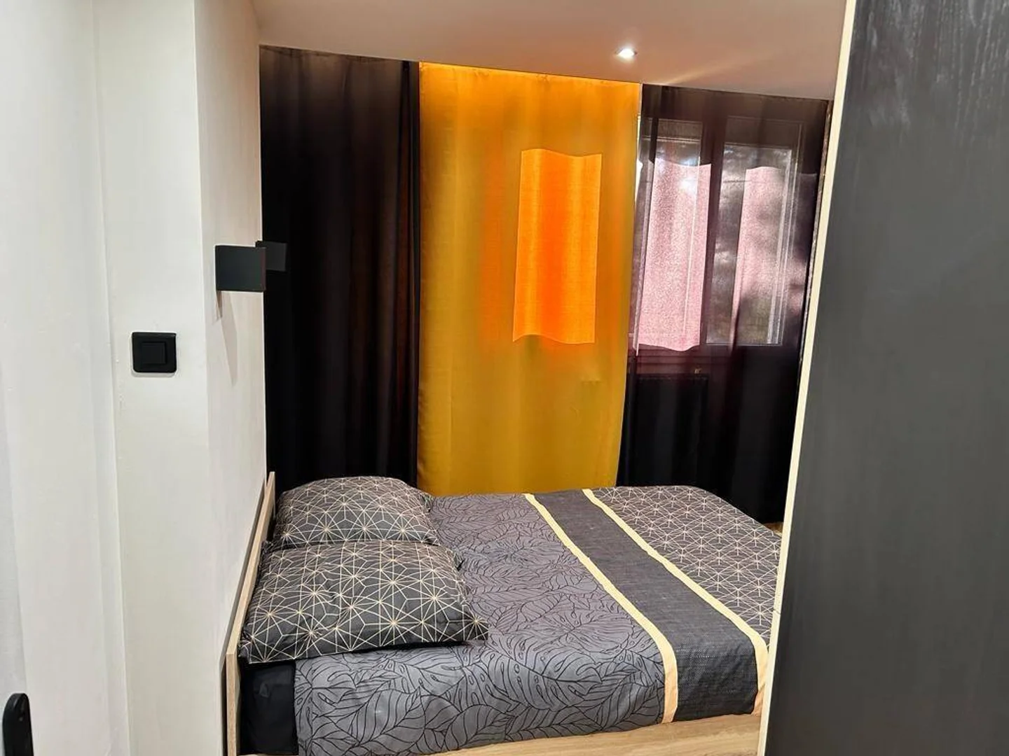Quarto de estudante luminoso e arejado com acesso fácil à universidade em 