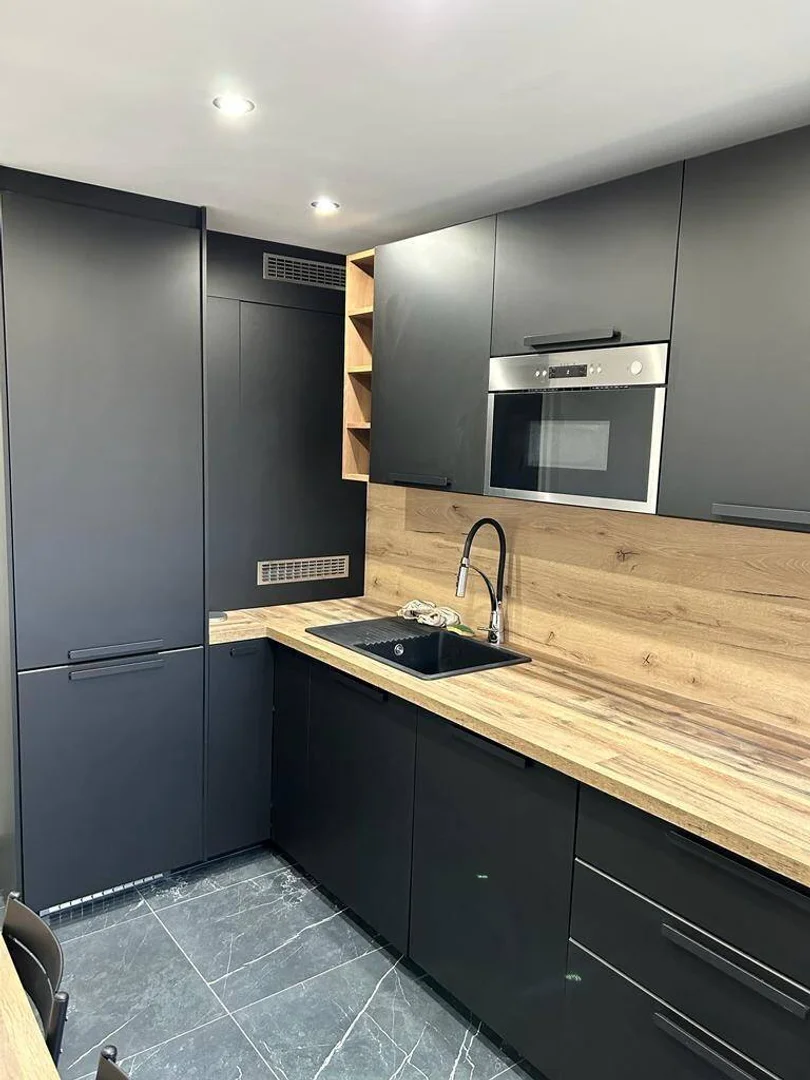 Quarto de estudante luminoso e arejado com acesso fácil à universidade em 