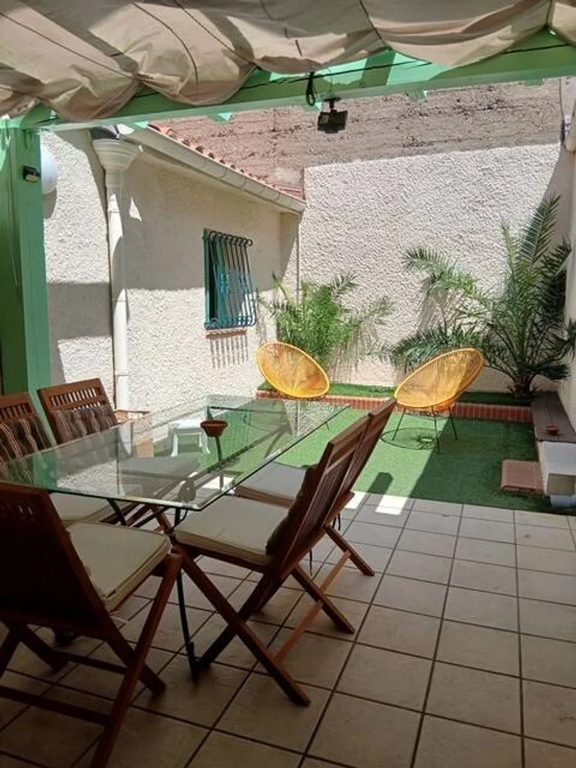 Quarto de estudante em  com área de estudo e instalações partilhadas