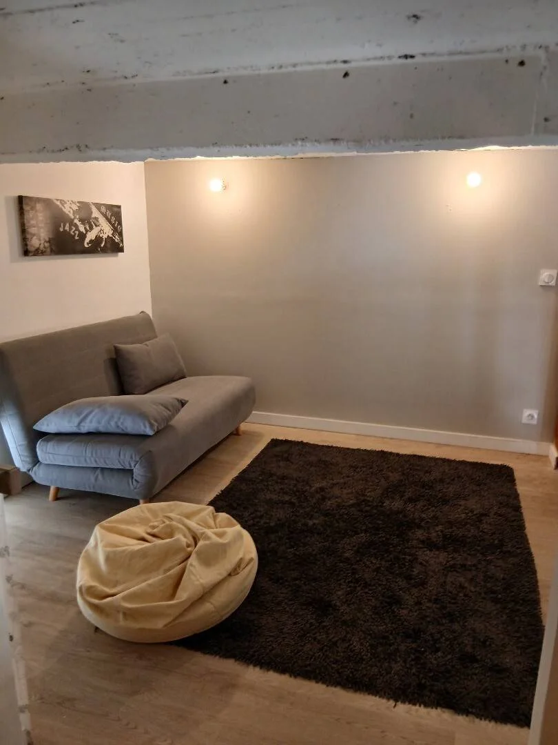 Quarto de estudante confortável e espaçoso em 