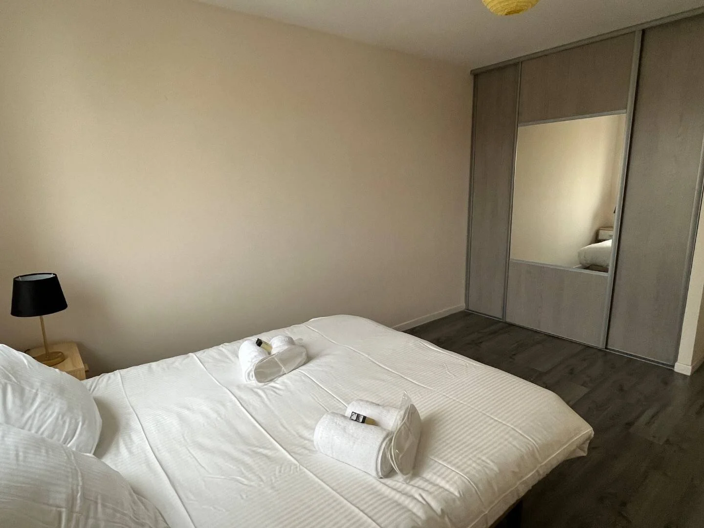 Habitación estudiantil luminosa y aireada con fácil acceso a la universidad en 
