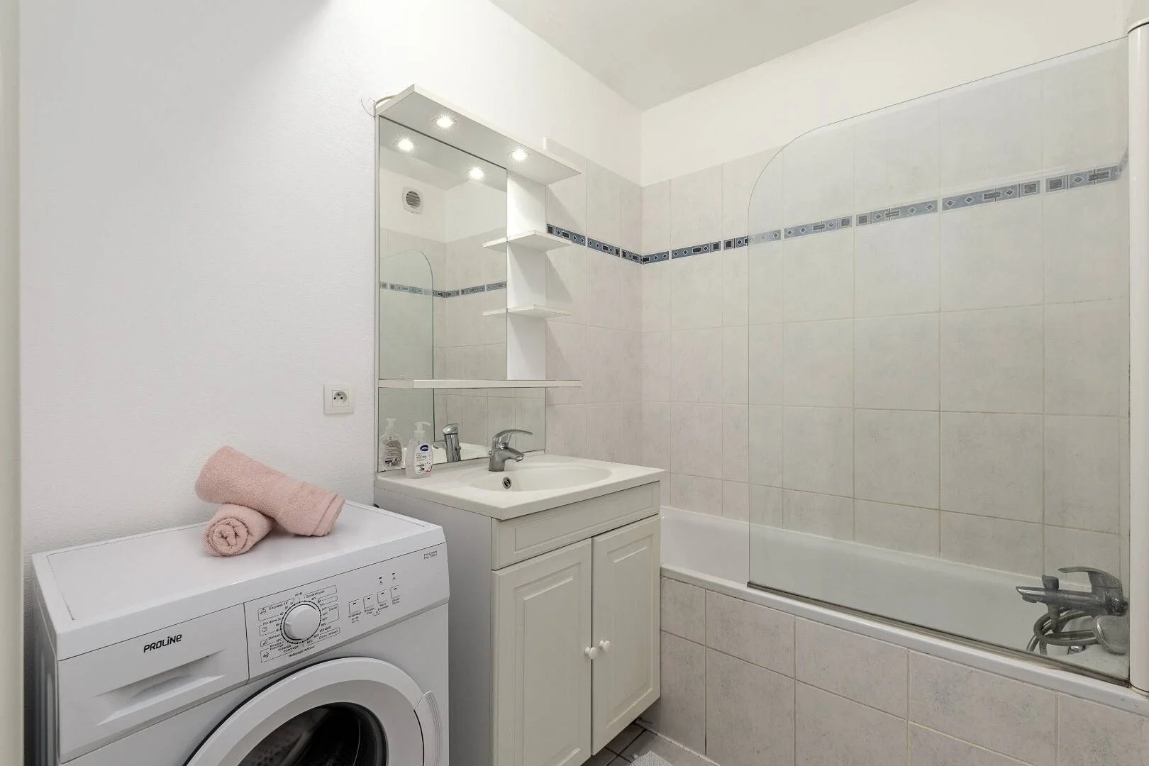 Habitación estudiantil económica cerca del campus en 