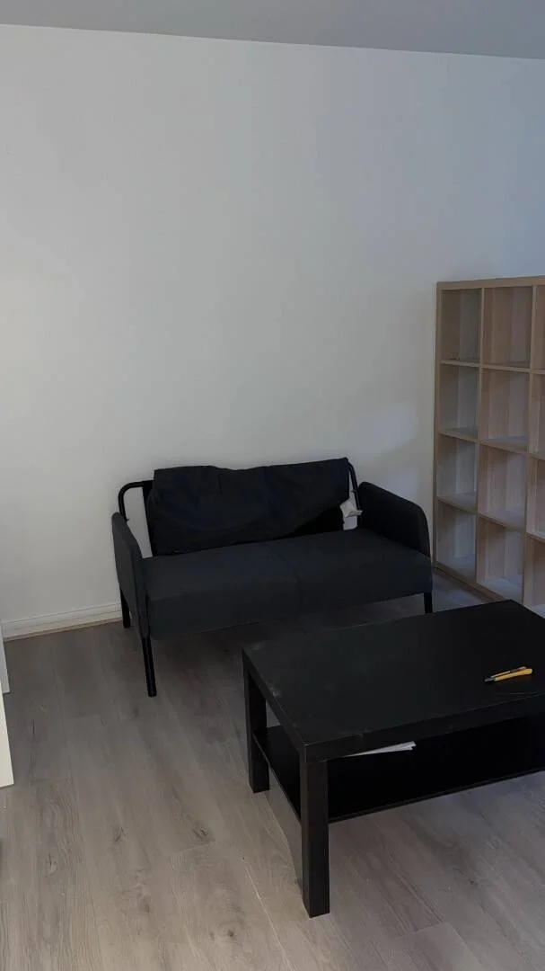 Pokój studencki w  z miejscem do nauki i wspólnymi udogodnieniami