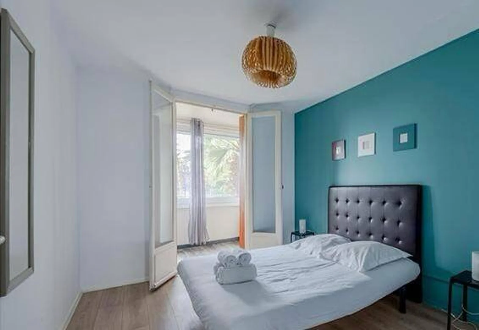 Quarto acessível para estudantes com iluminação ampla em 