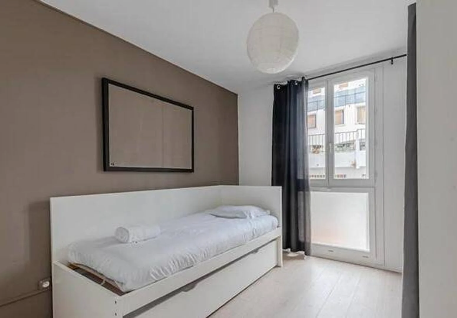 Quarto acessível para estudantes com iluminação ampla em 