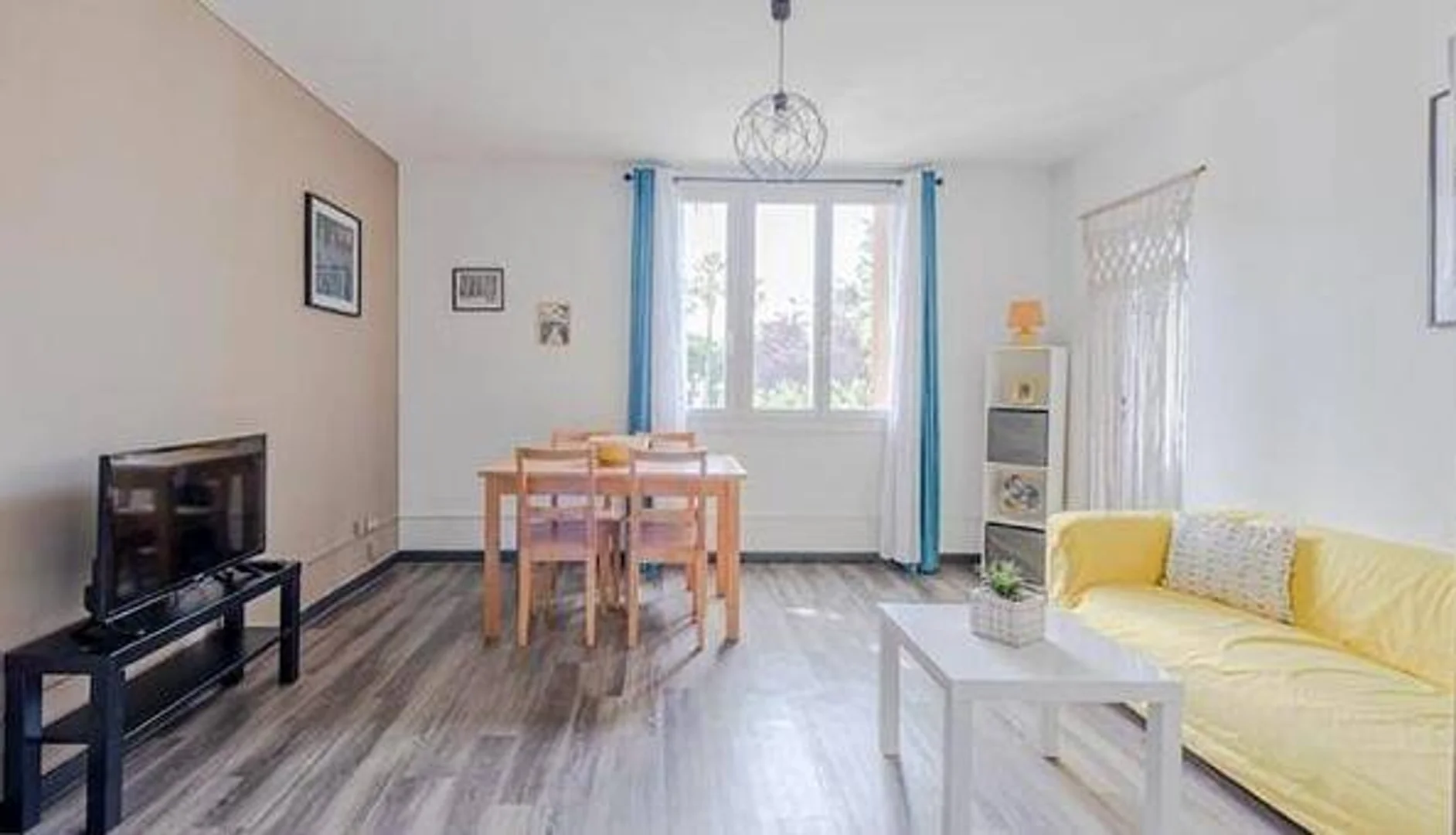 Quarto de estudante luminoso e arejado com acesso fácil à universidade em 