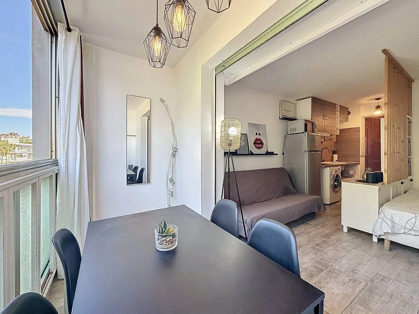 Quarto de estudante em  com área de estudo e instalações partilhadas