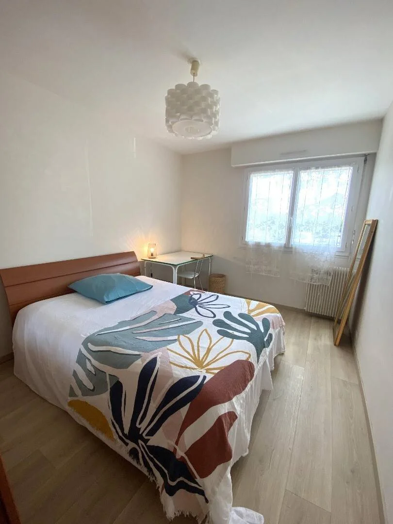 Quarto de estudante económico com localização conveniente em 