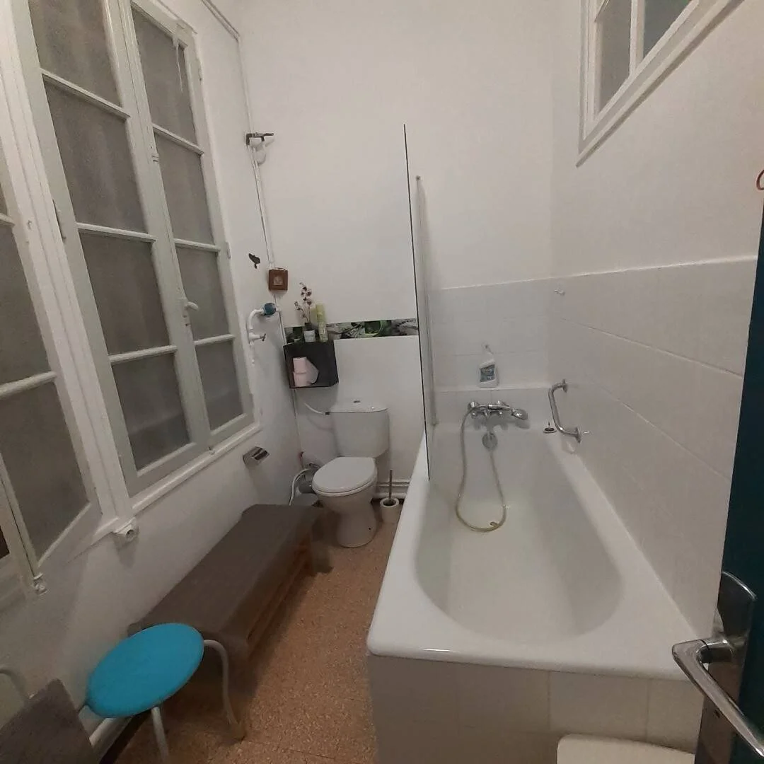 Chambre d'étudiant à  avec espace d'étude et installations communes